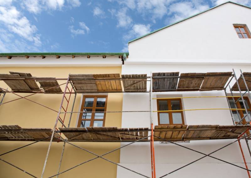 Ravalement de façade pour refaire l'enduit et l'isolation d'un mur extérieur à Bordeaux Caudéran proche du Bouscat
