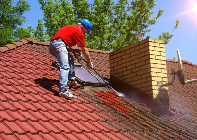 Nettoyer sa toiture avec des produits écologiques hydrofuge pour nettoyer et protéger ses tuiles à Bordeaux le Bouscat