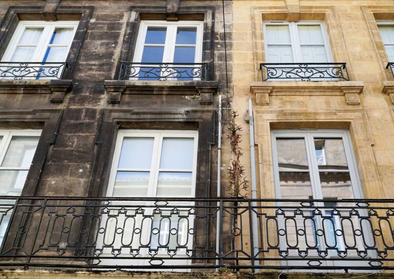Globale Isolation Pagès propose le nettoyage d'un mur de façade en pierre par un artisan RGE et des produits écologiques NF Environnement à Bordeaux Centre proche Caudéran, alliant respect des matériaux et de l’environnement pour une façade impeccable et 
